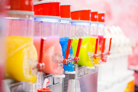 多彩的冷冻果汁配送器里图片