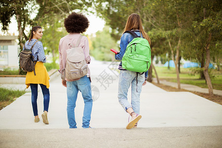 校园里的年轻学生图片