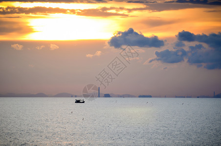 在海滩的日落太阳落入大海在北海岸的日落明亮的图片