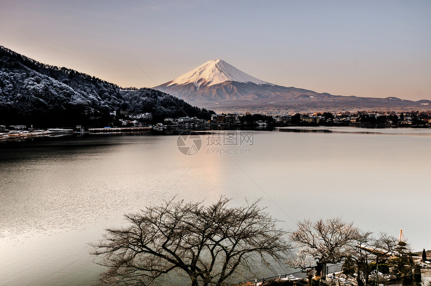 秋天的富士山河口湖雪景图片