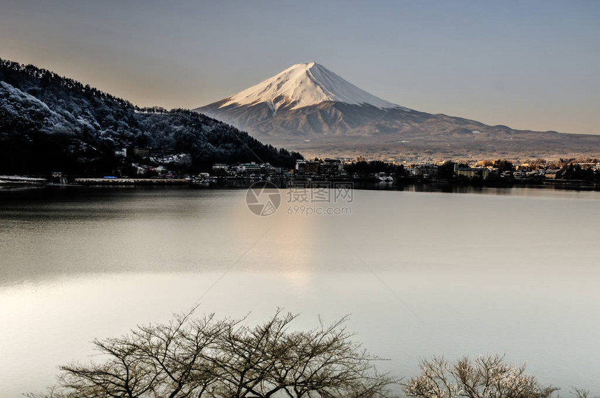 秋天的富士山河口湖雪景图片