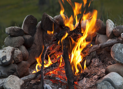 夏日一个燃烧的营火与石火循图片