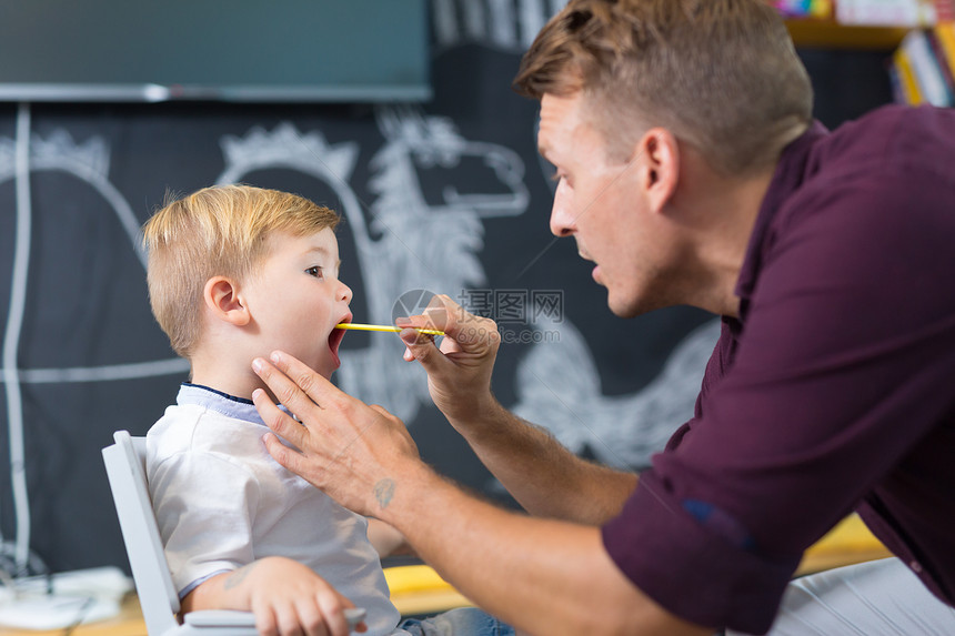 小男孩在语言治疗师课上很可爱私密图片