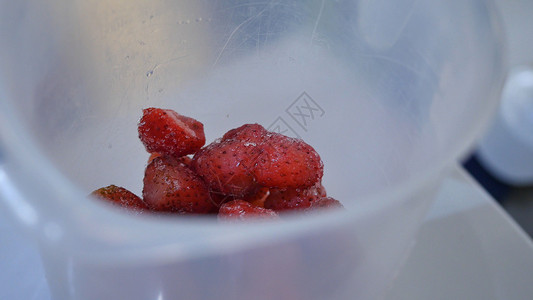 杯子里的草莓冻熟在量图片