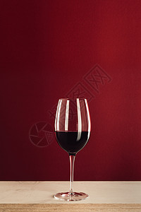 红酒和红酒杯放在图片