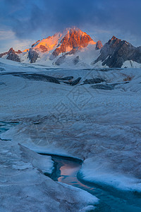 法国阿尔卑斯山的冰川杜之旅勃朗峰地块图片