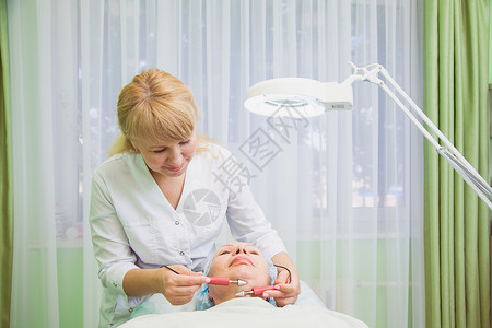 在美容诊所美容院的高级女患者接受皮肤护理治疗图片