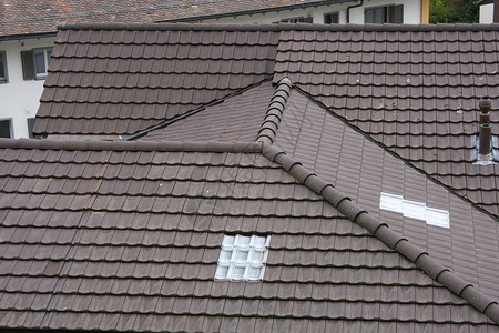 带有阁楼天窗雨水槽系统屋顶窗户和屋顶保护的新屋顶结构图片