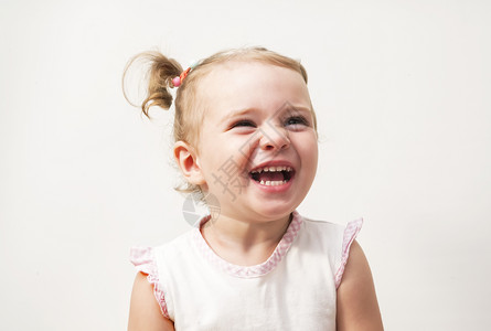 美丽富有表现力的可爱快乐可爱笑着微笑的婴儿图片