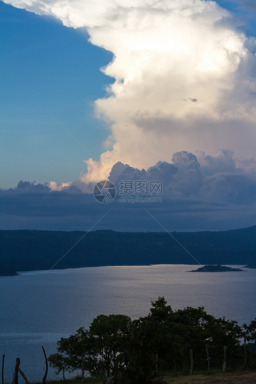 向天空飞去的云朵在一天结束时反射在图片