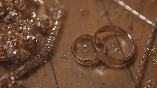 戒指的生产珠宝商在他的工作室里使用蜡模型戒指工艺珠宝制作用低景深拍摄的细节珠宝商在老式工作台上制作手背景图片