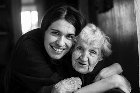 和成年女儿拥抱的老女人黑白肖图片
