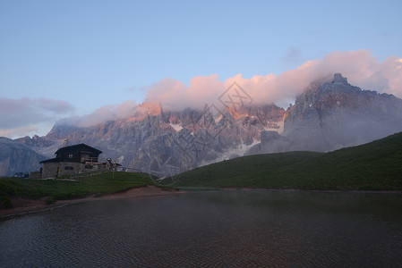 山峰在意大利的L图片