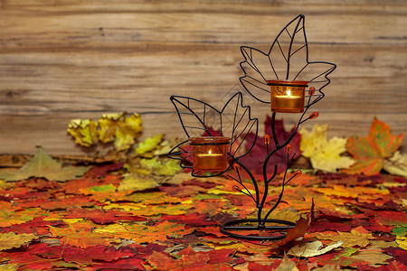 秋天的静物桌子上的灯和秋叶图片