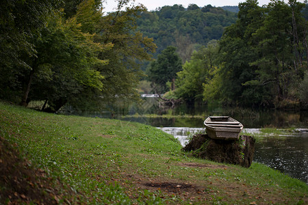 孤独的小船在河岸上图片