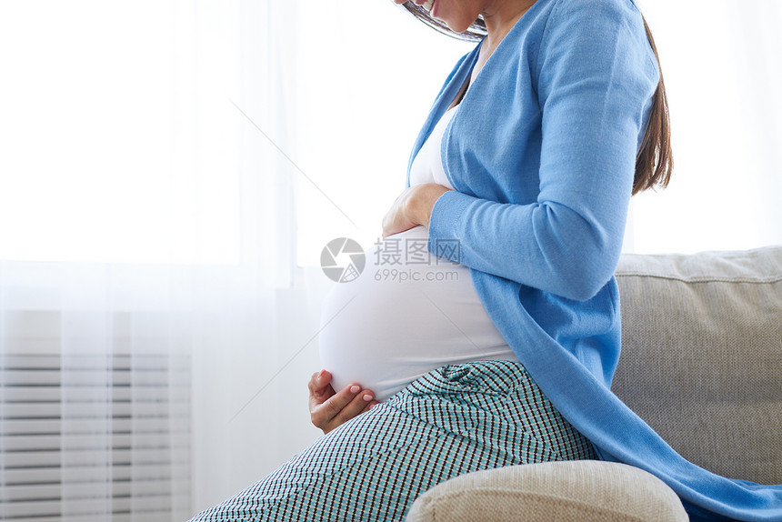 妇女期望婴儿怀抱手在肚子上图片