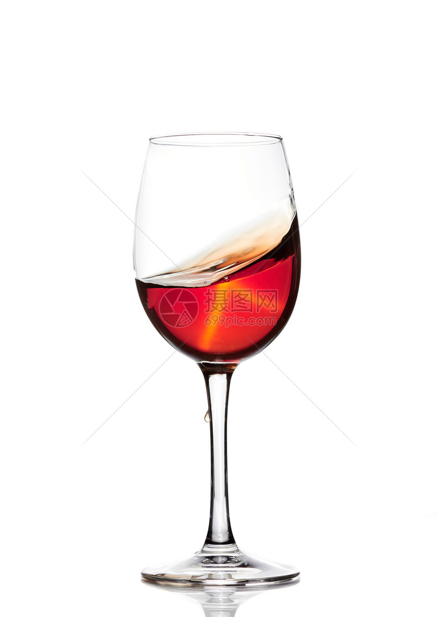 经典杯红酒孤立在白色背景上将红酒溅入玻璃杯中一杯红酒飞溅图片