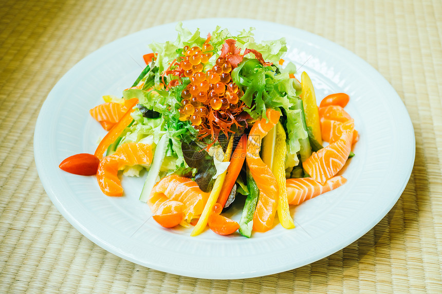 生鲜三文鱼肉配白盘蔬菜沙拉日本料理风格图片
