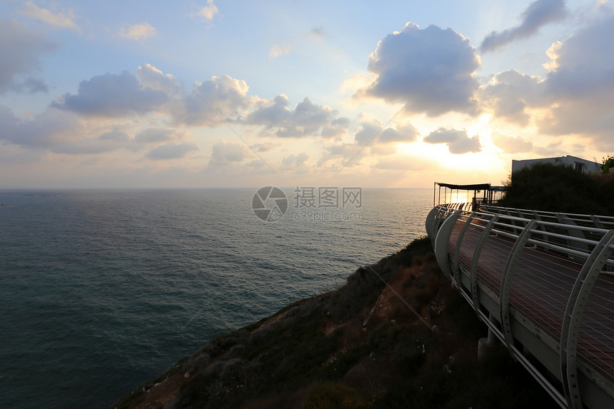 太阳从地中海的地平线上落下图片