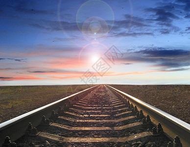 铁路轨迹向日落和夜之星飞去图片