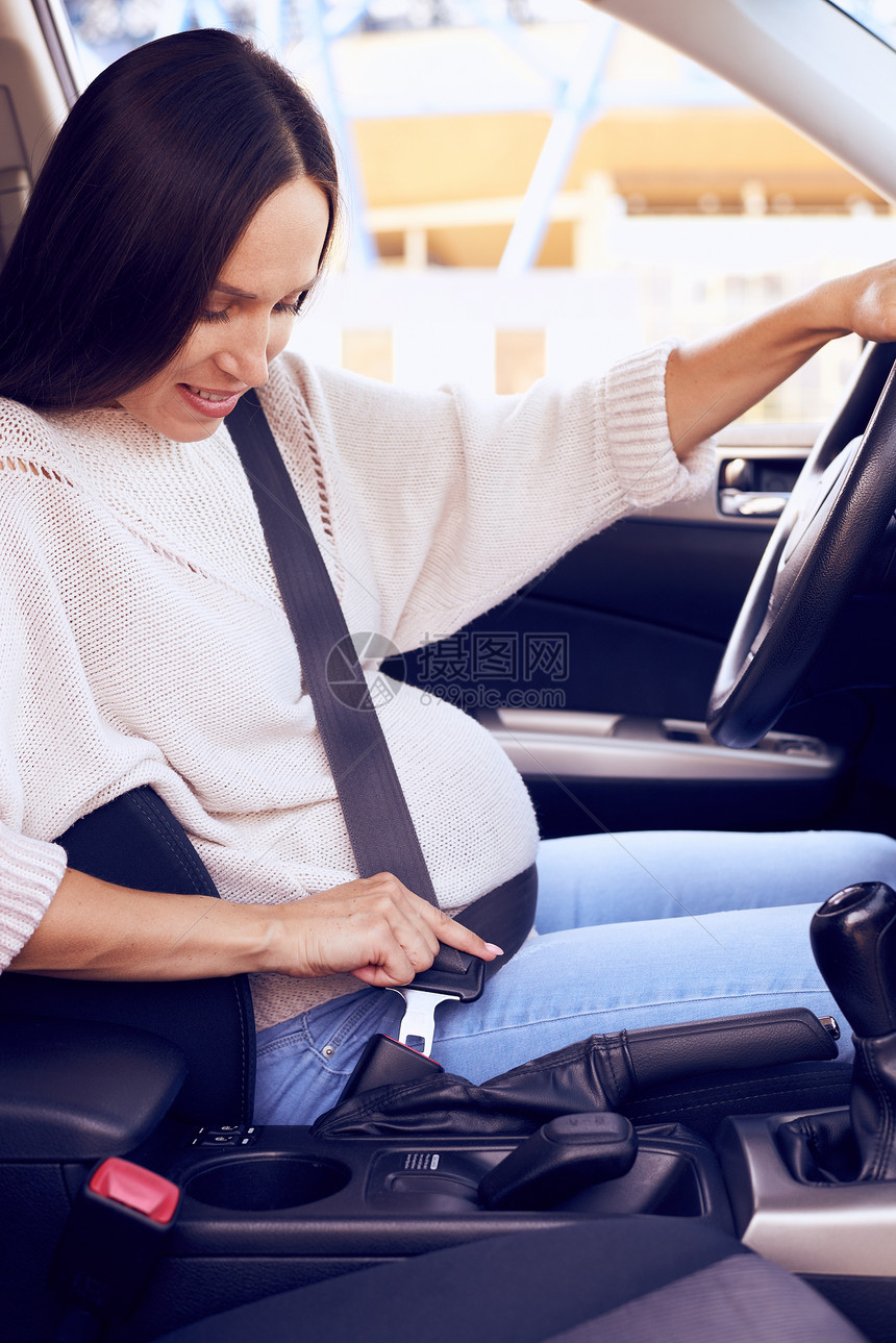 美女孕妇系汽车安全带的竖向图片