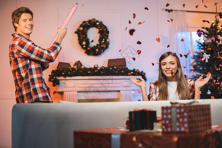 男人在庆祝圣诞节时和家里的女朋友一起放欢图片