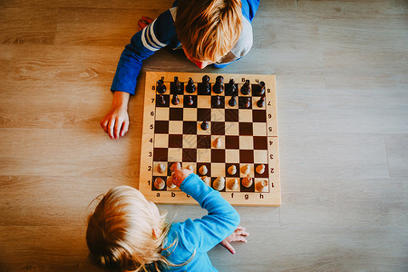 男孩和女孩下象棋儿童图片