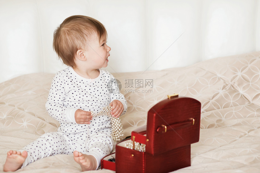 小女孩欣赏盒子里的饰品图片