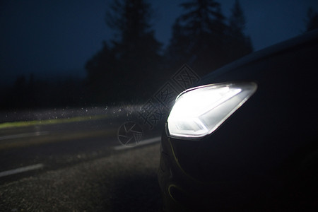 明亮的车头灯夜行道清洁车辆头灯和驾驶图片