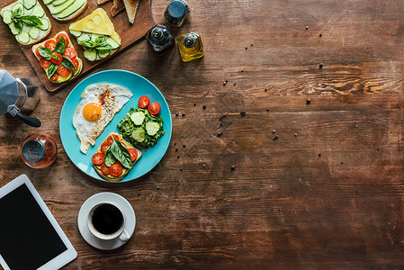 盘子上放着健康早餐图片