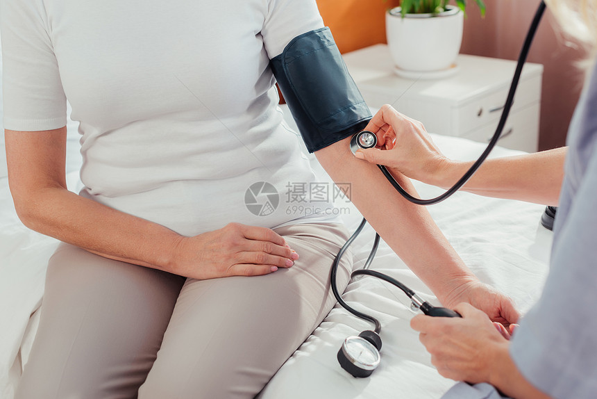 护士对住院老年病人测量血压的图片
