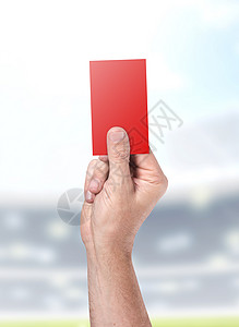 男运动裁判或裁判手持红卡背景图片