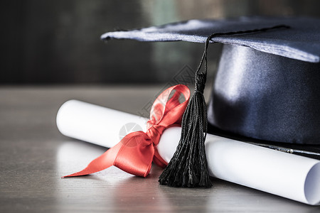 毕业帽和毕业证在桌上图片