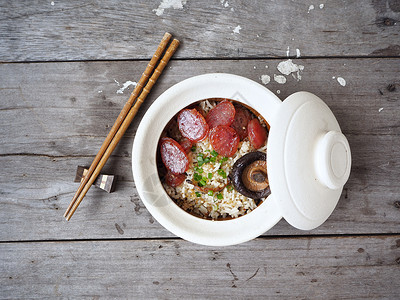 传统菜炒米饭配有香肠图片