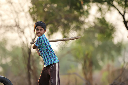 印度农村孩子打板球图片