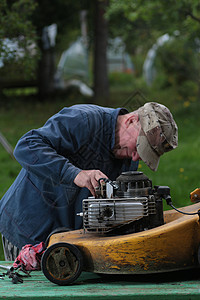 修理割草机发动机户外农村夏天图片