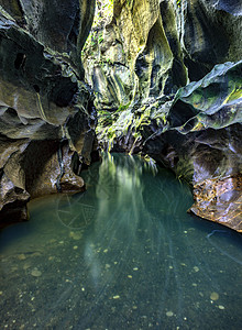 巴厘岛隐秘峡谷中巨大的墙壁景观图片