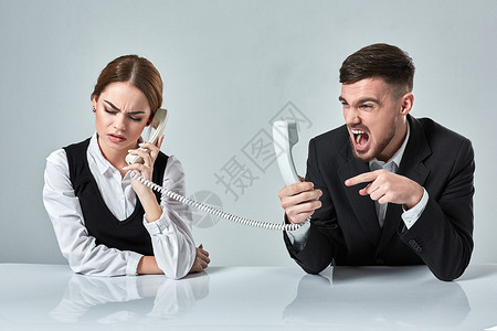 男人和女人在桌子上拿着电话的照片情绪图片