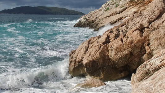 纯净的蓝色海水海岸浪打破和溅起的海岸冲浪岩石冒险图片