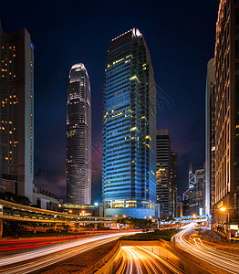 香港城市夜间建筑和汽车灯光的城市景观图片