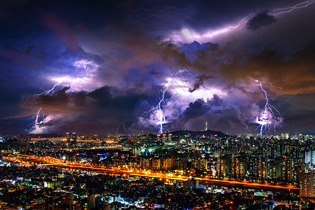 韩国首尔夜间有闪电的雷暴云图片