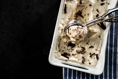 奶油冰淇淋和巧克力薯片图片