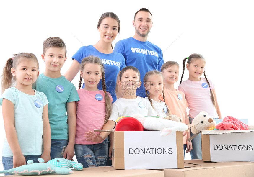 快乐的志愿者和白背景儿童捐赠信箱图片