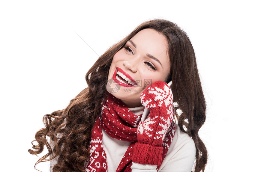 穿着围巾和手套的年轻快乐女人说话用智能手机图片