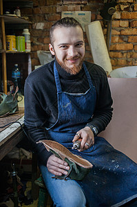 男制鞋工图片