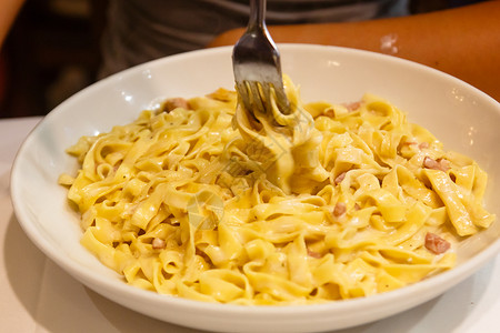 意大利面Carbonara叉子上的一道菜图片