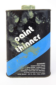 脏污的油漆稀释剂罐头垂直的图片