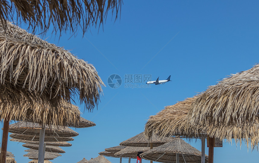 飞机降落在桑托里尼机场图片