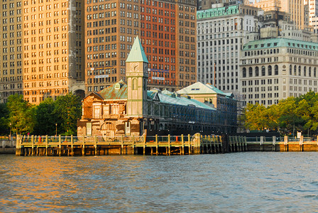 纽约市曼哈顿市中心由办公大楼环绕的码头港楼PierAhop图片