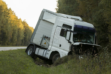 公路车道路上的道路事故卡车祸图片